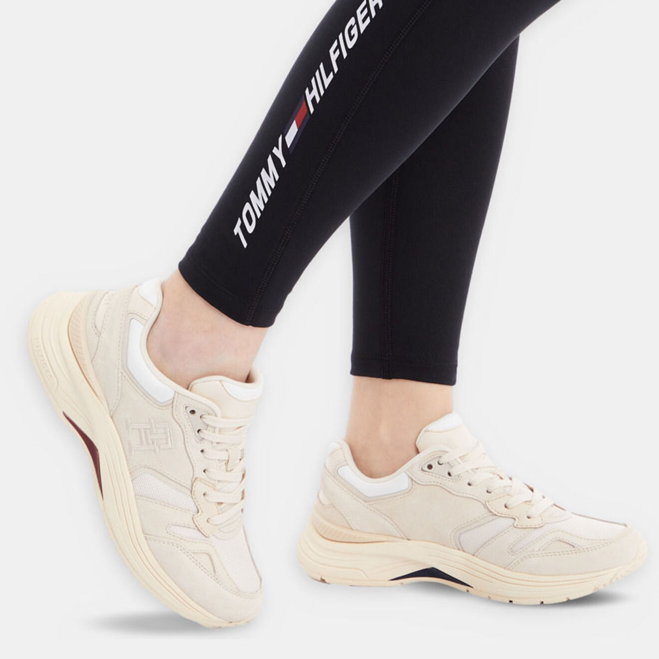 Tommy Hilfiger Baskets running en Velours de Cuir Monogramme Preppy beiges