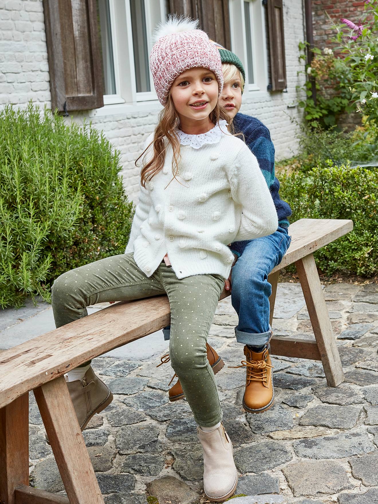 Calças de veludo cotelê slim fit para meninas da MorphologiK com bolinhas iridescentes, largura padrão no quadril, estampa verde média.