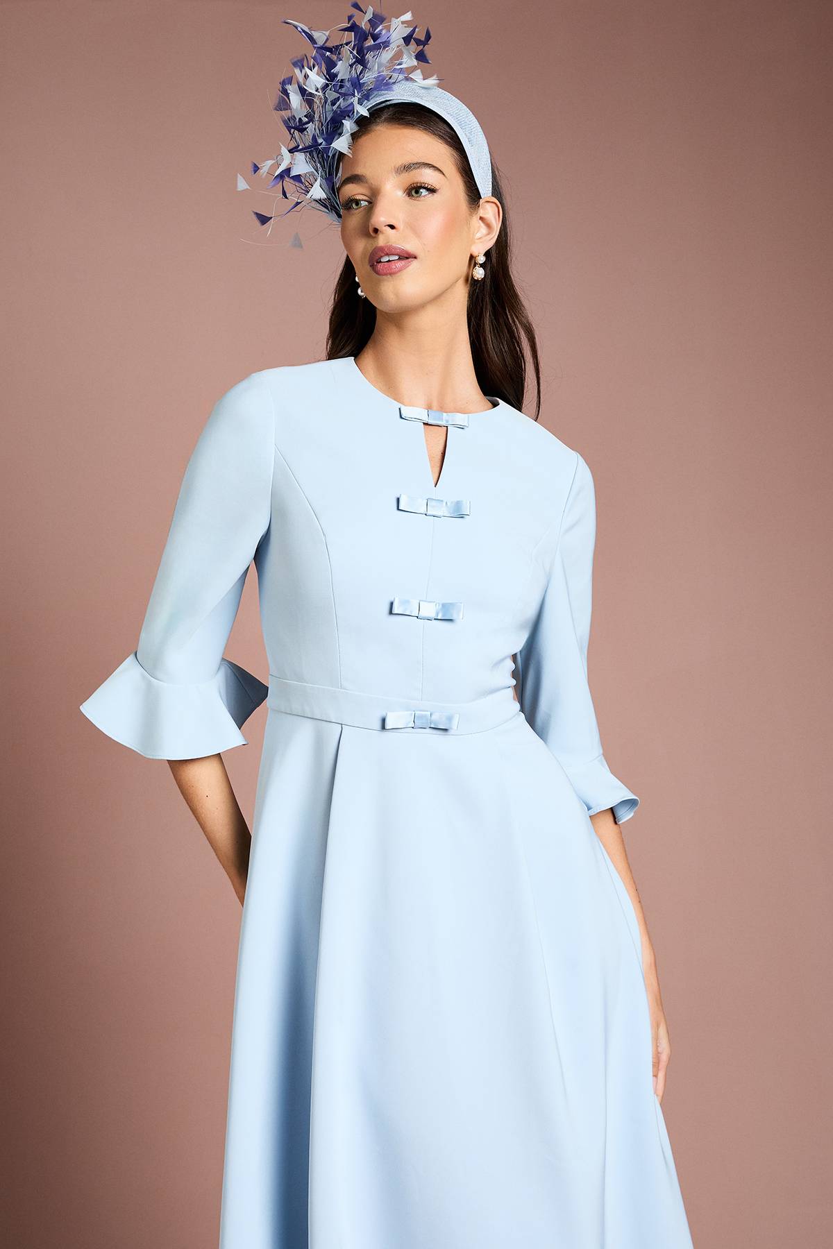 Coast Robe Midi Lisa Tan Satinée Asymétrique avec Détail Nœud