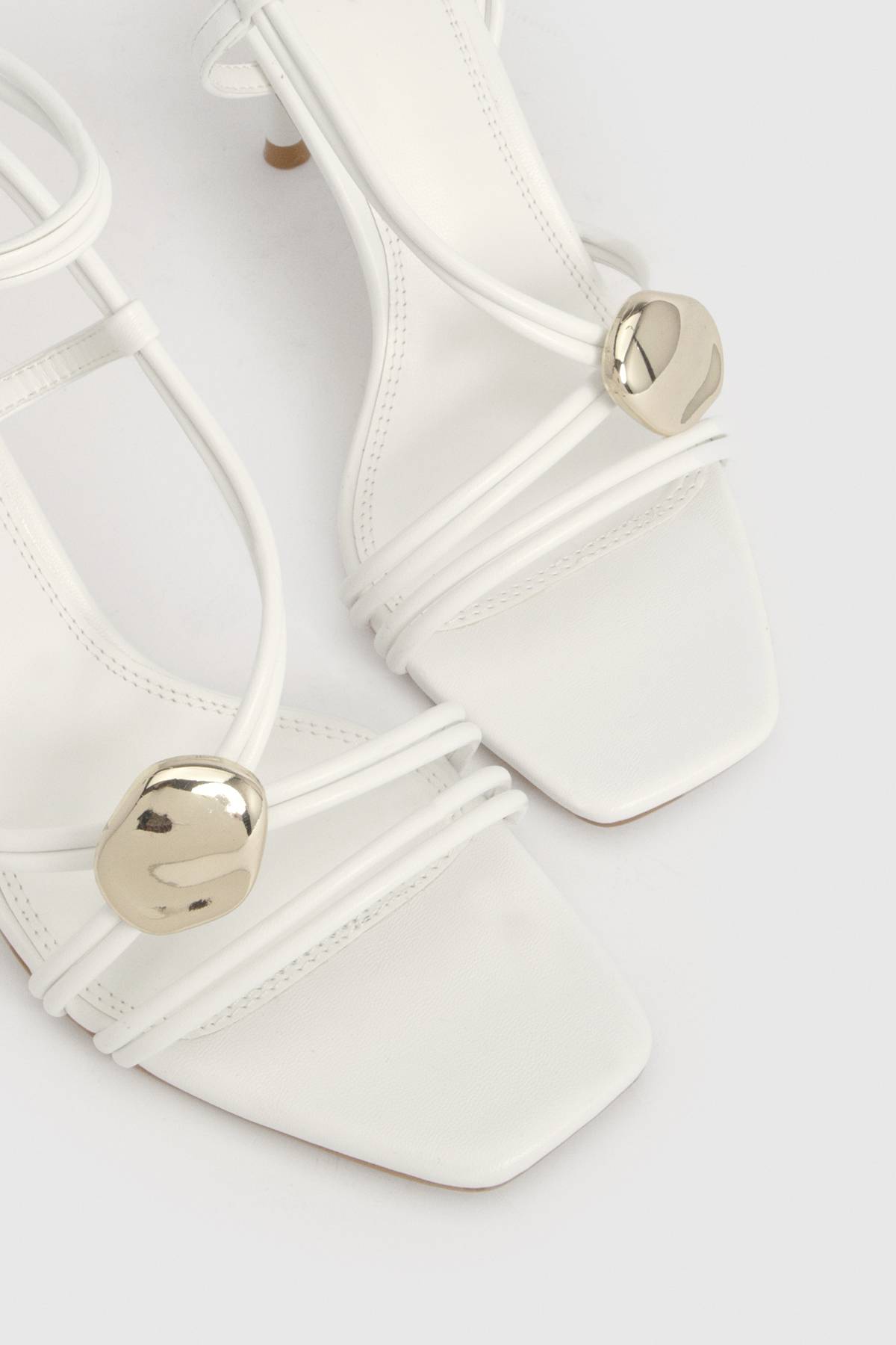 boohoo Escarpins À Brides Hauts Avec Détail De Quincaillerie Et Talon Aiguille