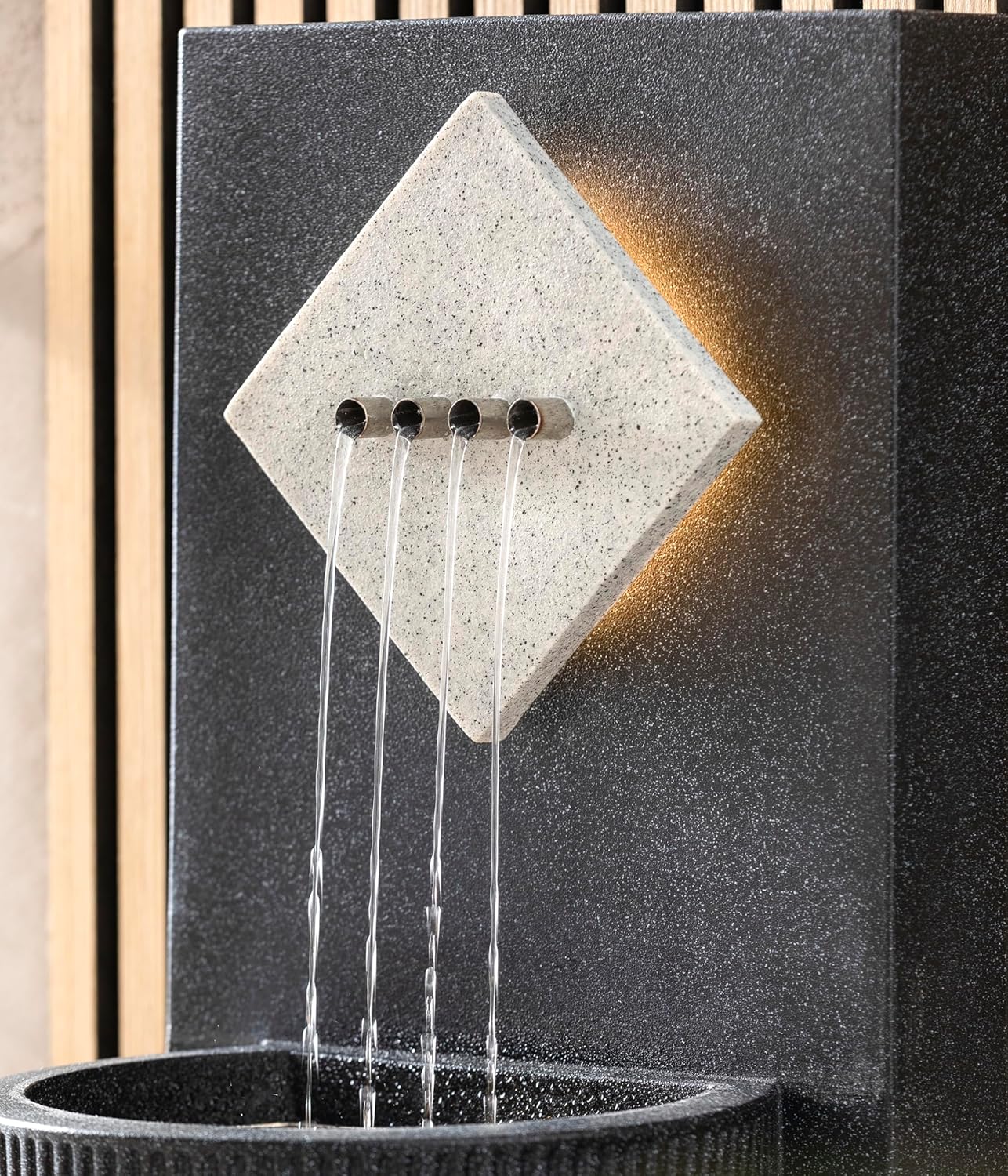 Dehner Gartenbrunnen Triton, Terassenbrunnen frostbeständig, Brunnen für Außen, mit LED Beleuchtung, ca. 96.5 x 36.5 x 33.5 cm, Polyethylen, schwarz