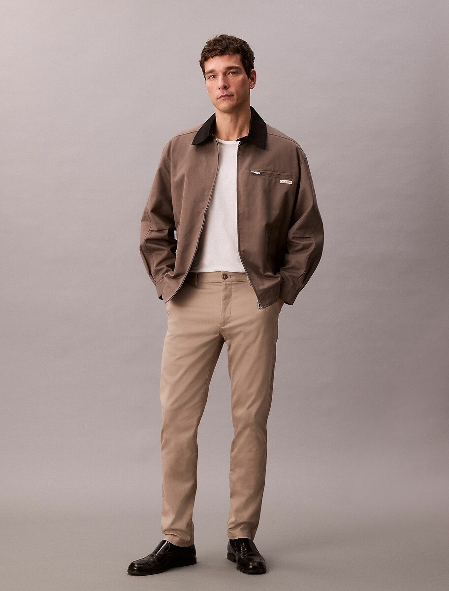 CALVIN KLEIN<br>Calça chino em tecido stretch