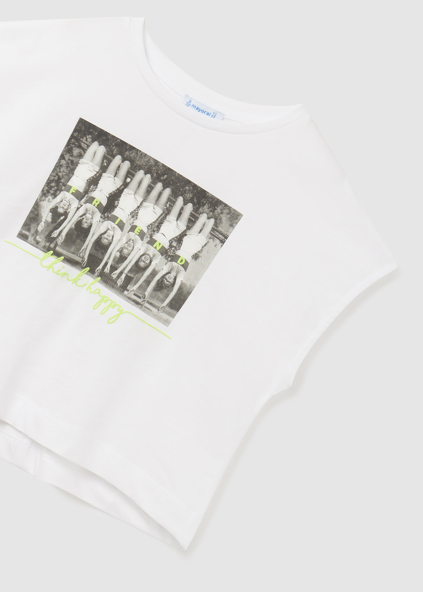 Camiseta feminina de manga curta em algodão sustentável com nó.