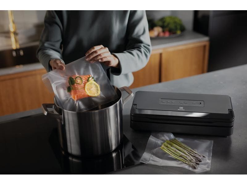 Electrolux Vakuumiergerät Explore E6 VS1-6AG Dunkelgrau Vakuumierer mit Schlauchverbindung und Beutelrolle