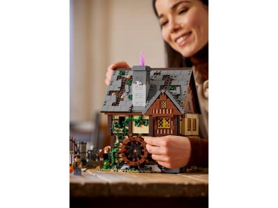 LEGO Disney Hocus Pocus: het huisje van de Sanderson-zussen (21341)