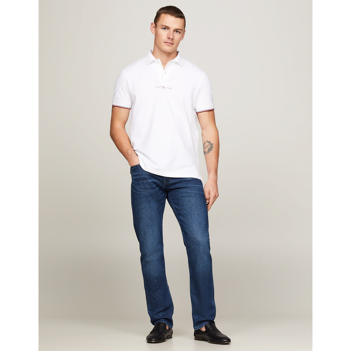 TOMMY HILFIGER<br>Polo reta com o logotipo Tommy e detalhes em viés
