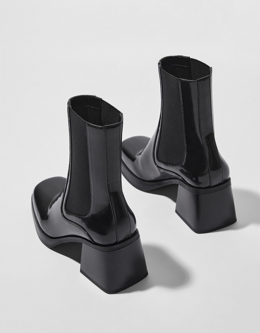 Botas de cano curto com salto bloco e elástico