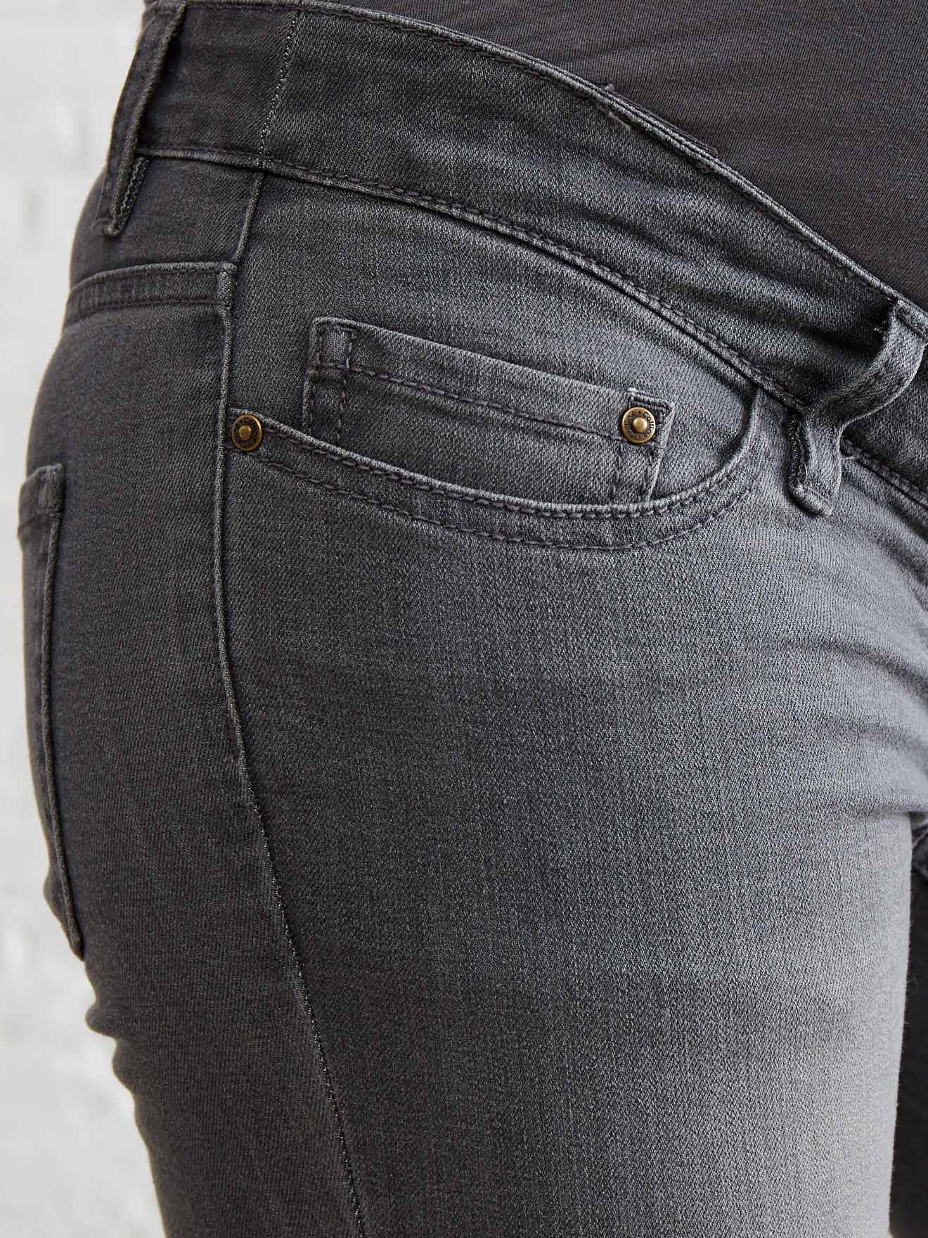 Calça jeans de maternidade slim stretch com 78 cm de entrepernas, em denim cinza.