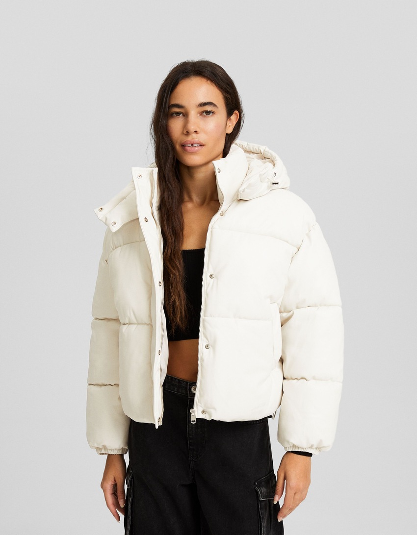 Jaqueta puffer com efeito de couro e capuz.