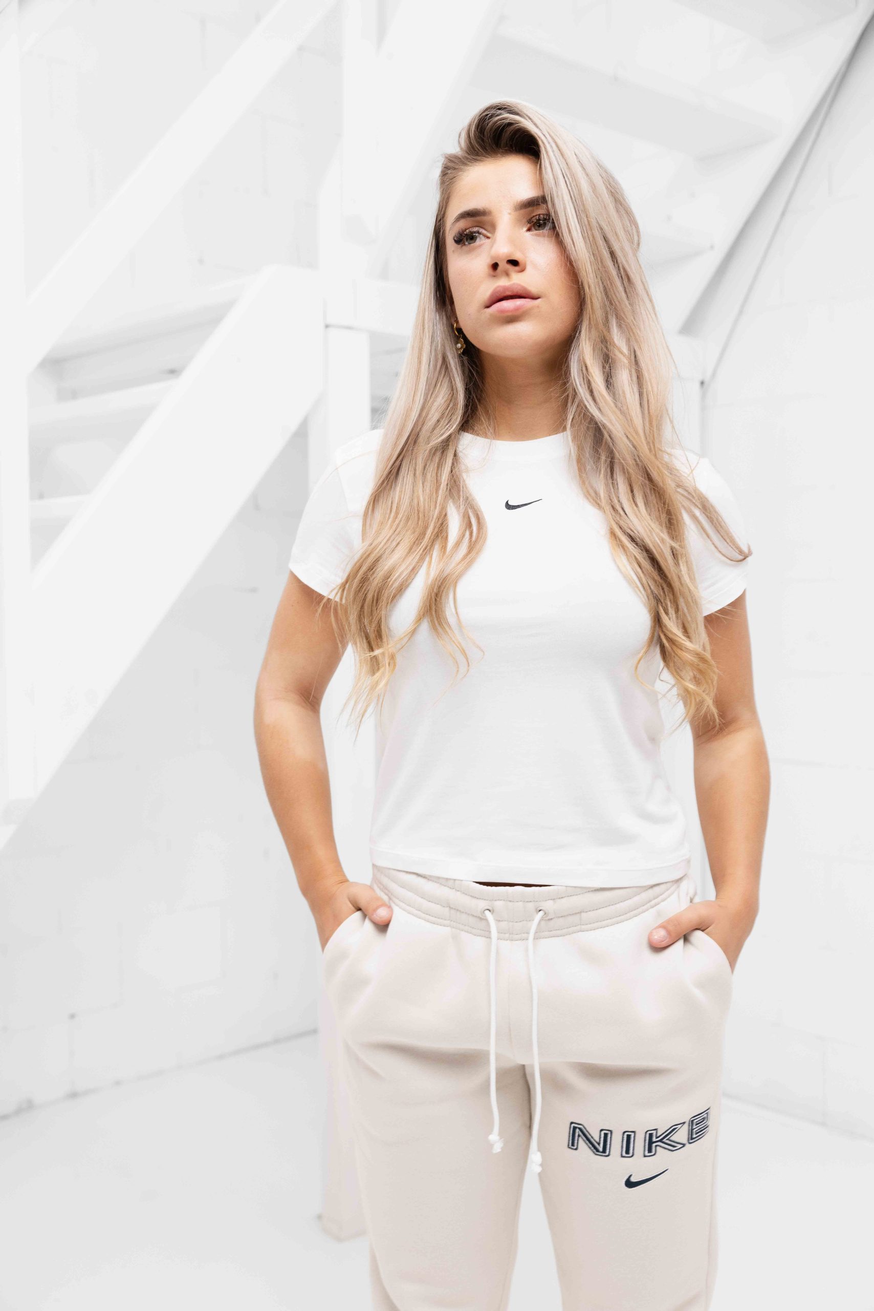 Nike Sportswear Chill Knit T-Shirt Dames Wit