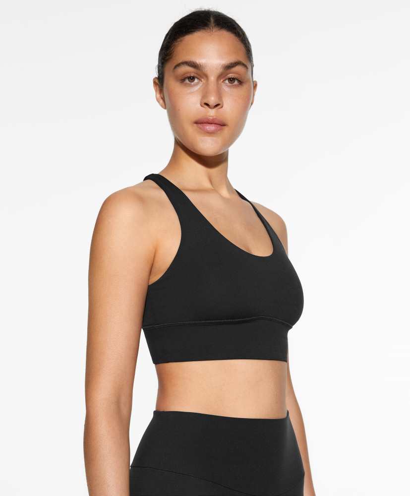 Sutiã esportivo com suporte médio para os seios.