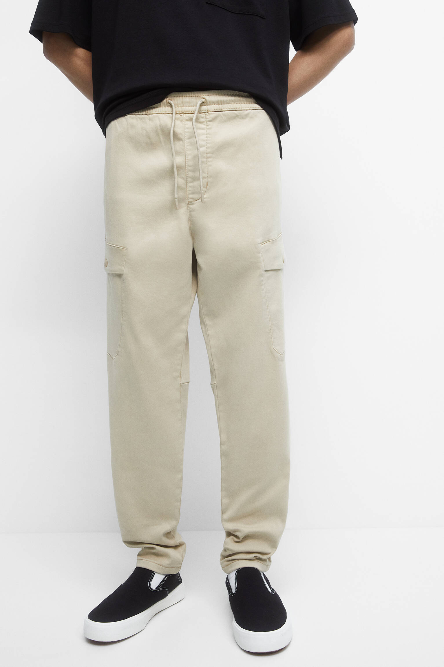 Calça jogger cargo em malha macia - cor pedra