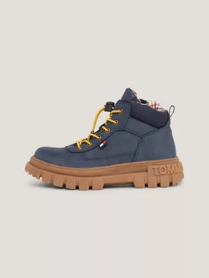 Botas de cano curto com solado tratorado