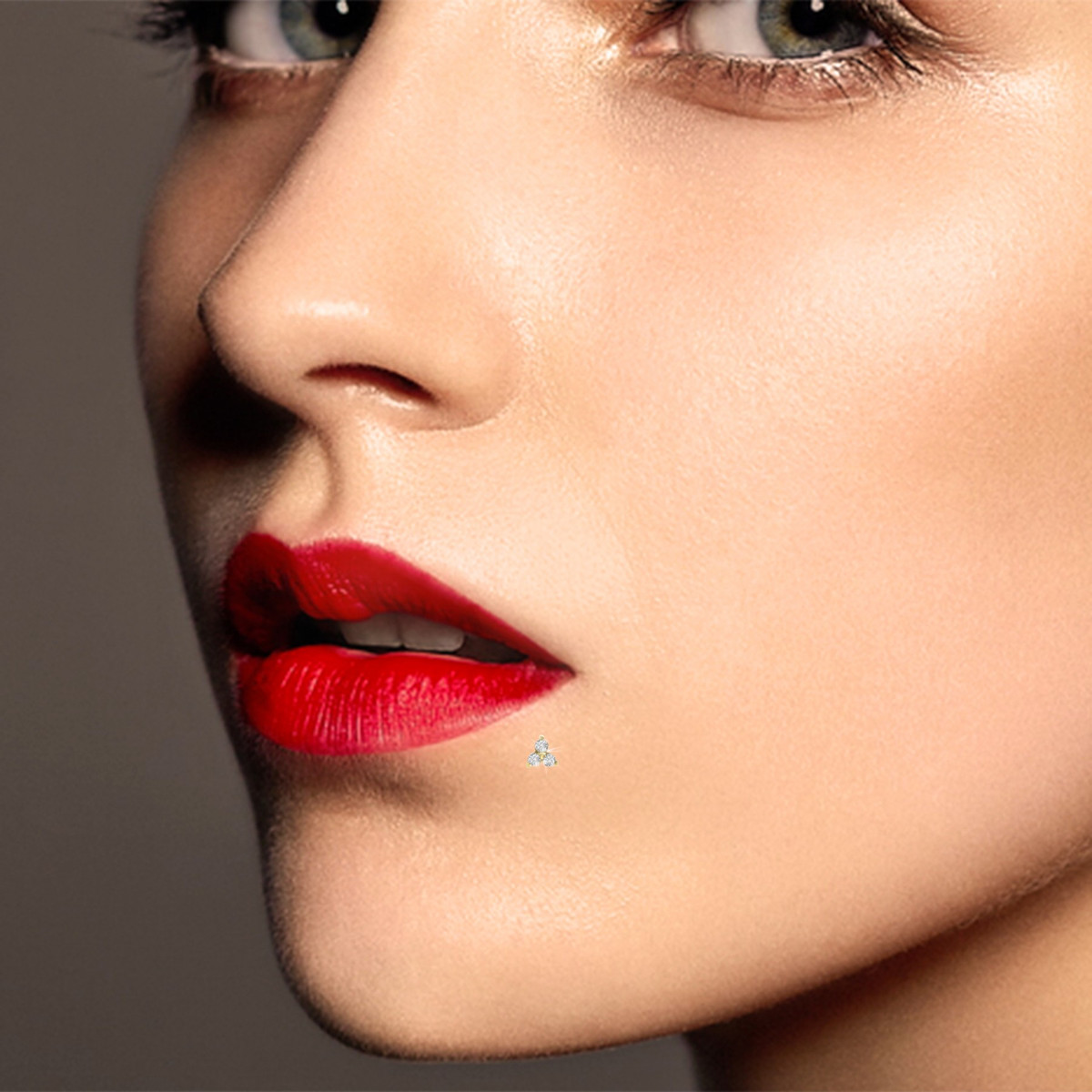 Piercing labret or jaune avec trois oxydes de zirconium
