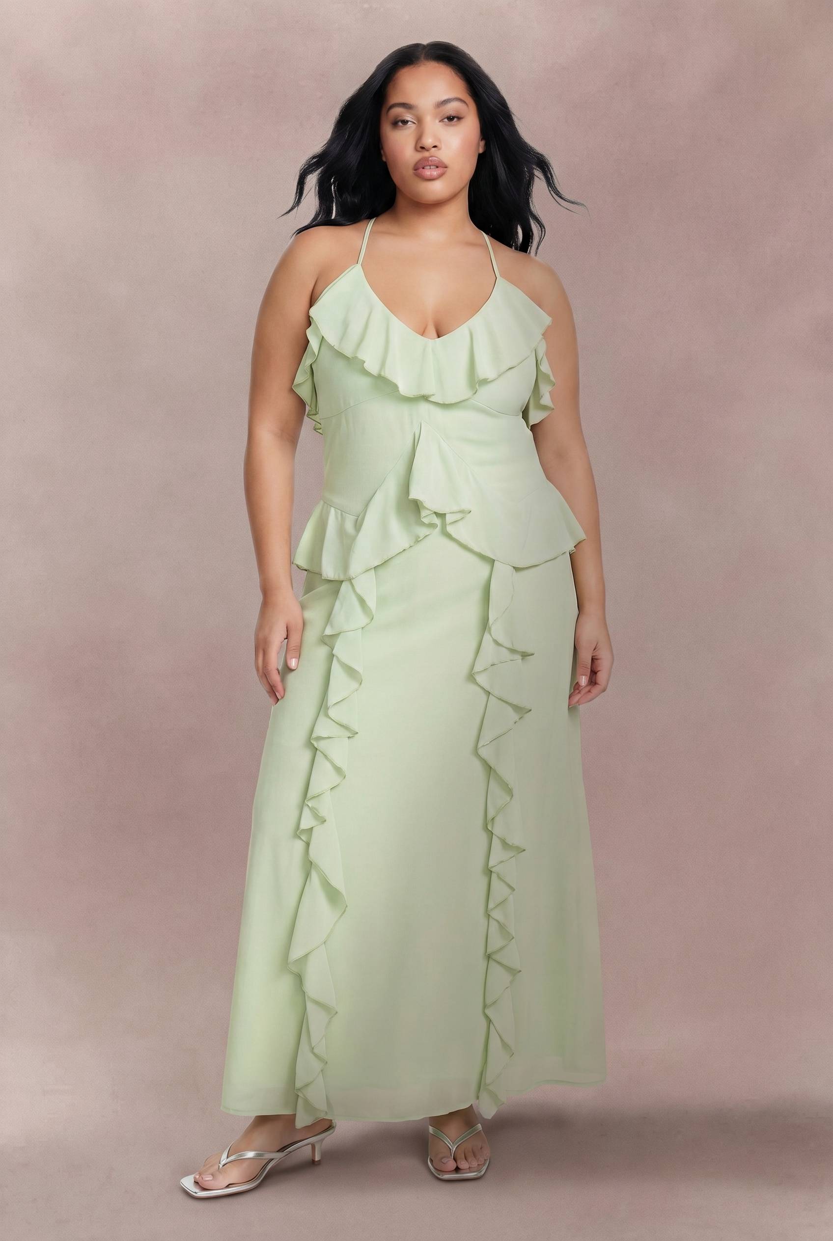 boohoo Robe Maxi À Volants Et Col Licou Grande Taille