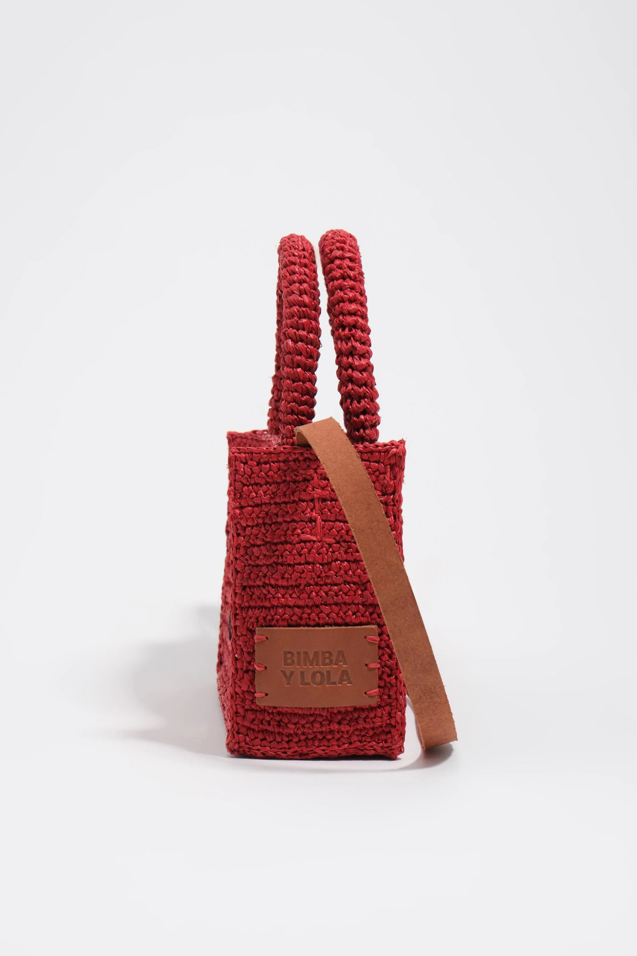 Bolsa mini trançada de ráfia vermelha