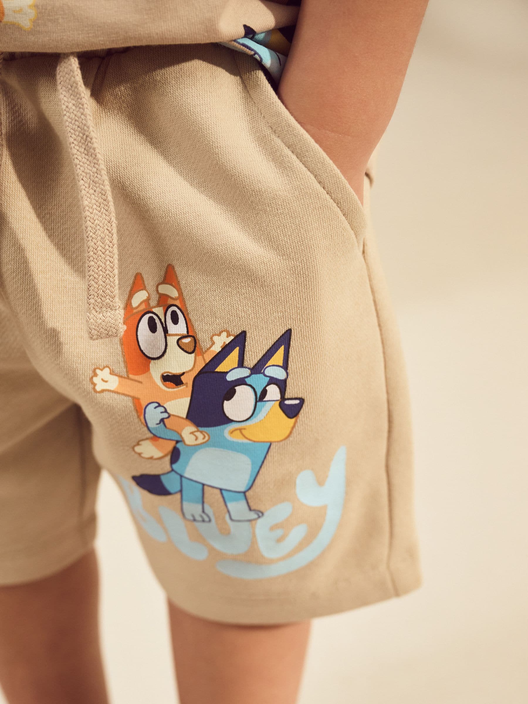 Neutraal - Set van blauw T-shirt met all-overprint en shorts met Bluey (12mnd -8jr)