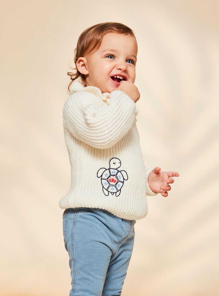 Pull écru en tricot avec tortues