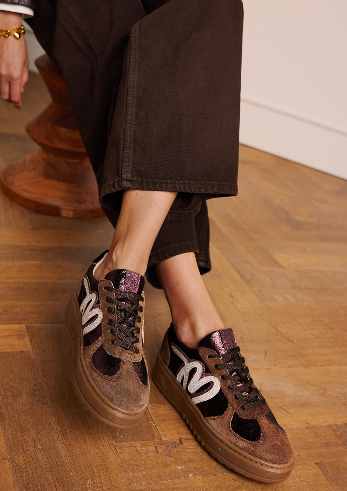 Donker bronzen metallic sneakers met details
