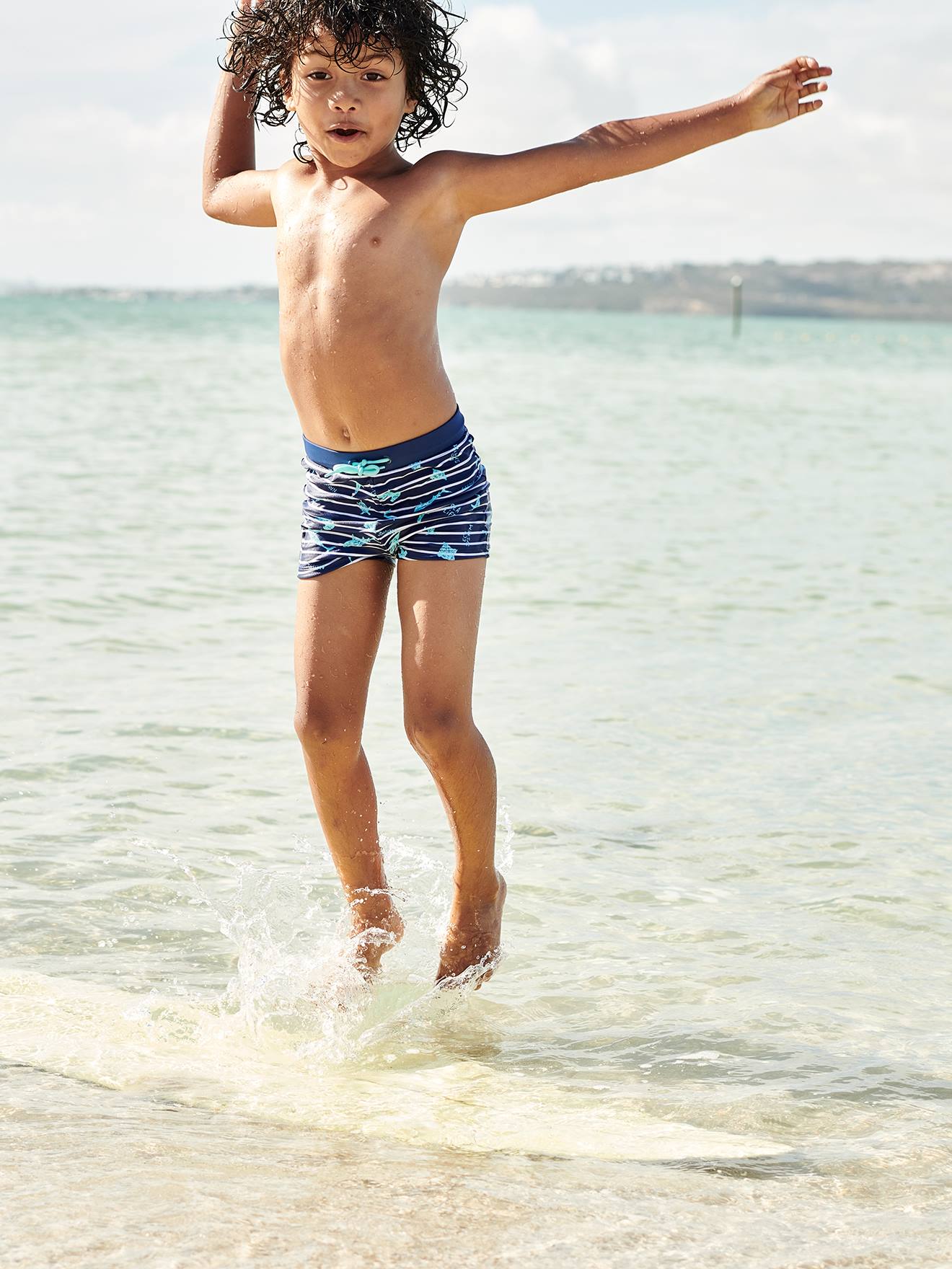 Calção de banho boxer infantil com estampa tropical e listras azul-marinho.