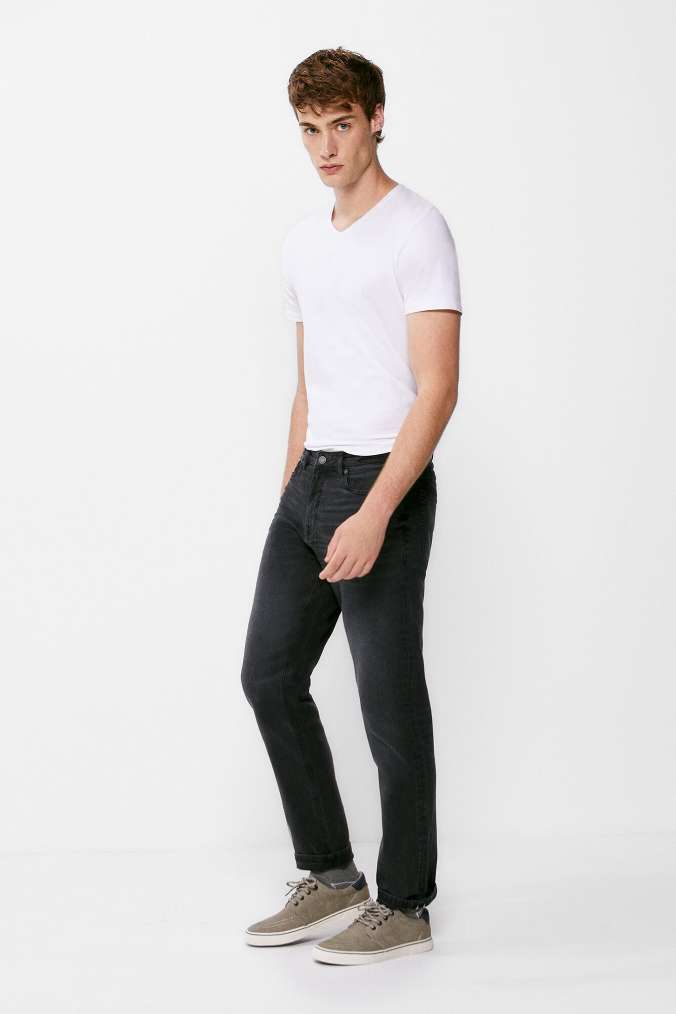 calça jeans slim preta, leve e com lavagem suave.