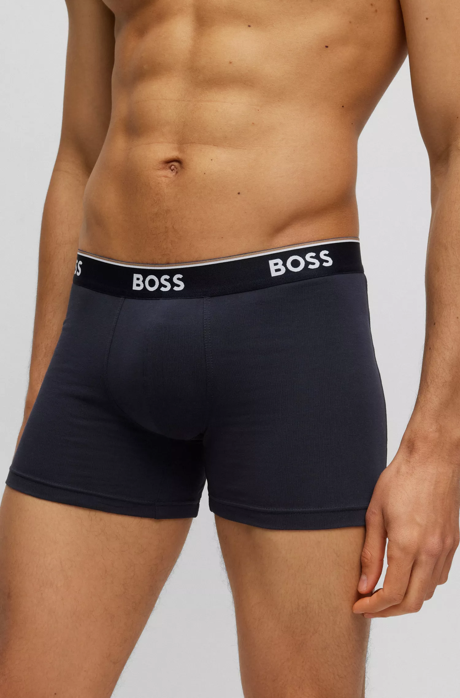 BOSS - Pacote com três cuecas boxer pretas de algodão elástico com logotipos.