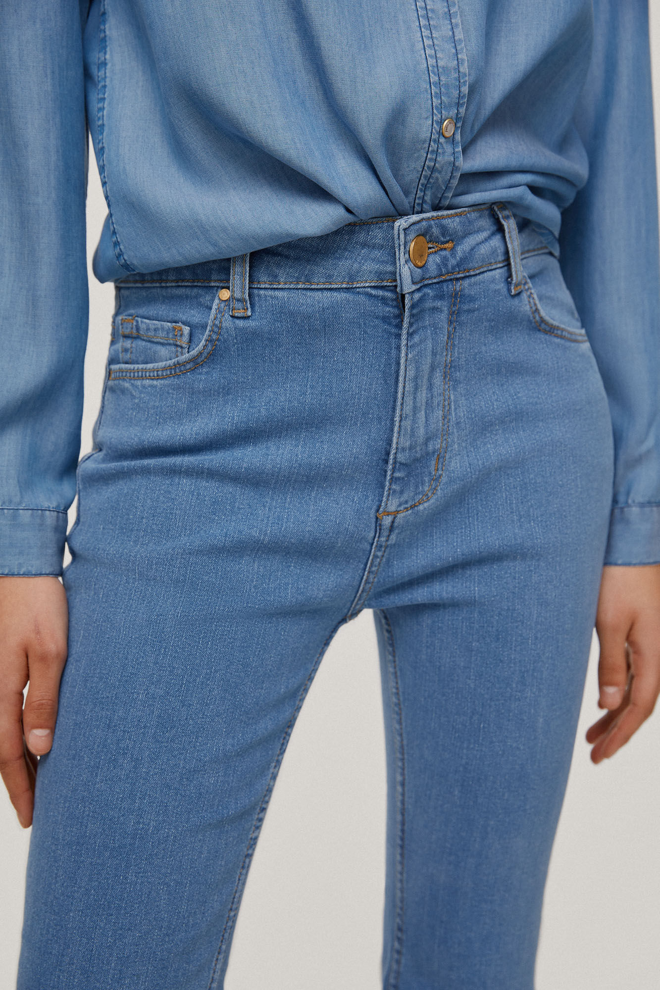 Calça jeans cropped flare com 5 bolsos - Azul