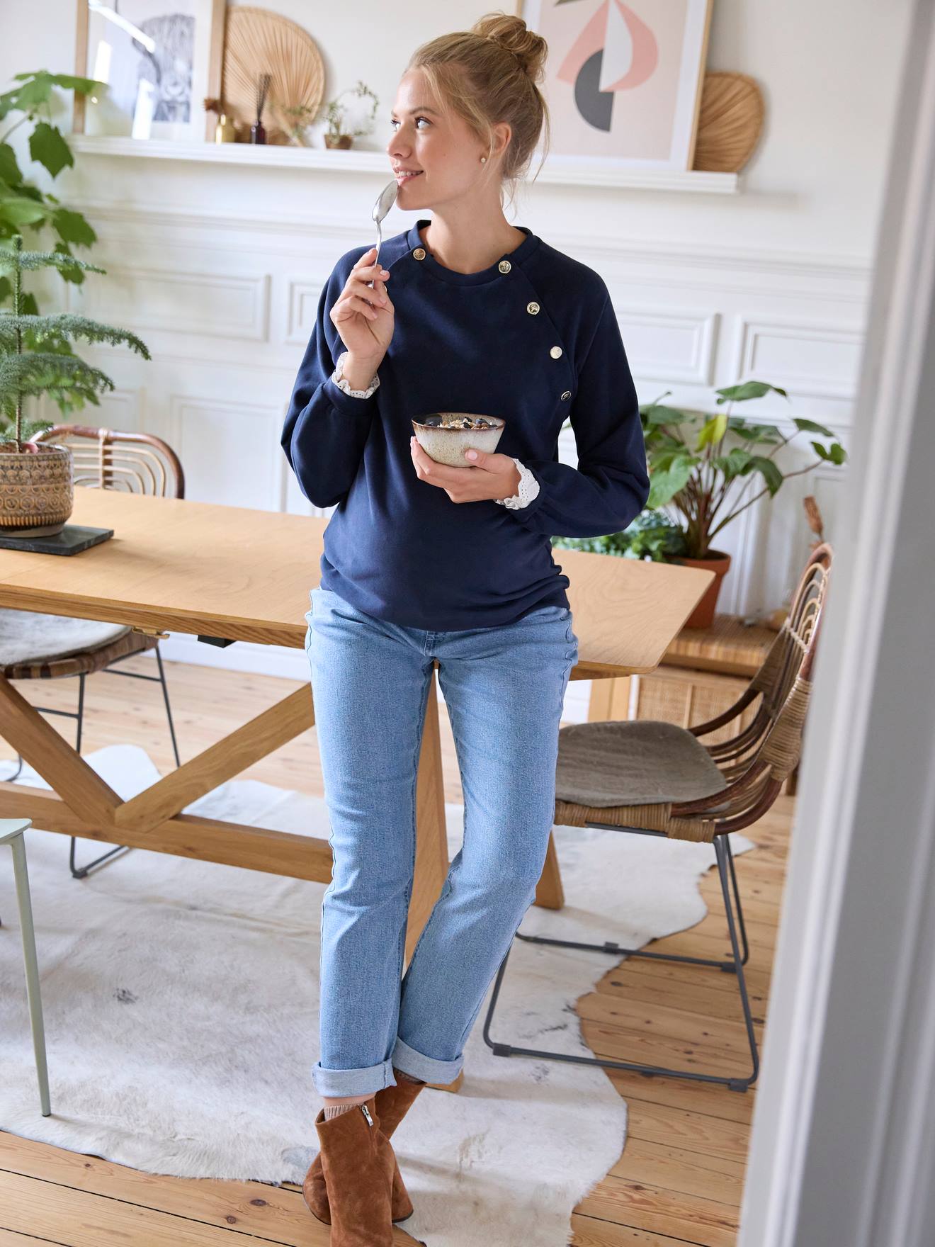 Blusa de moletom azul marinho de lã para gestantes e lactantes.