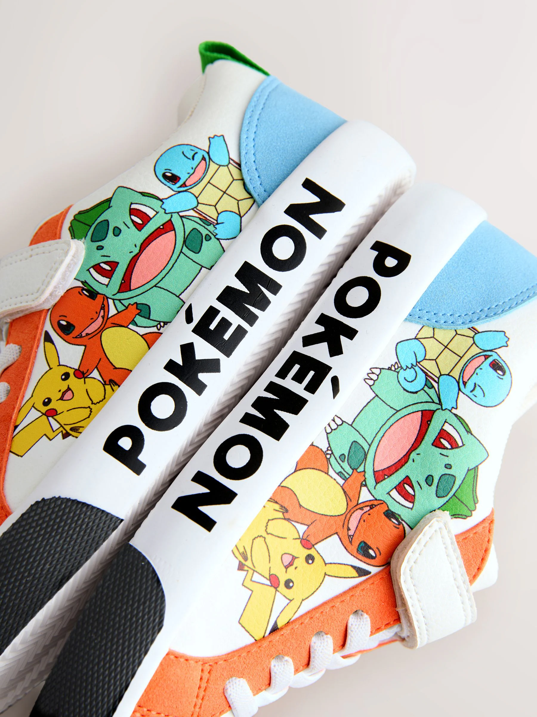 Wit met kleurvlakken - Pokemon sneakers met elastische veter