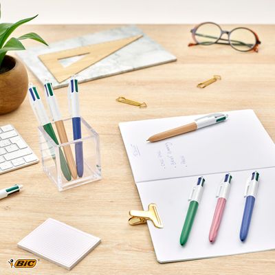 BIC 4 Couleurs Bois - Stylo à bille 4 couleurs effet bois - disponible dans différentes couleurs