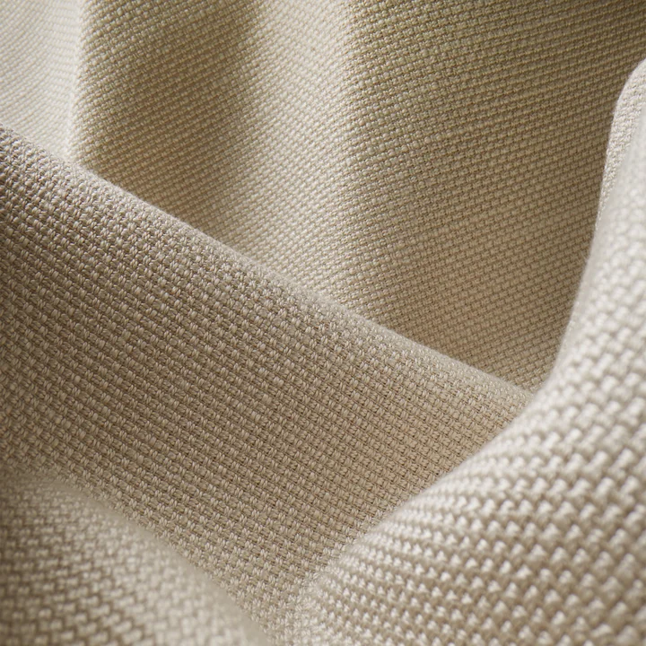 Gubi - Sejour Lounge Chair mit Armlehnen, matt schwarz / Walnuss geölt / Dedar Flair Special 201