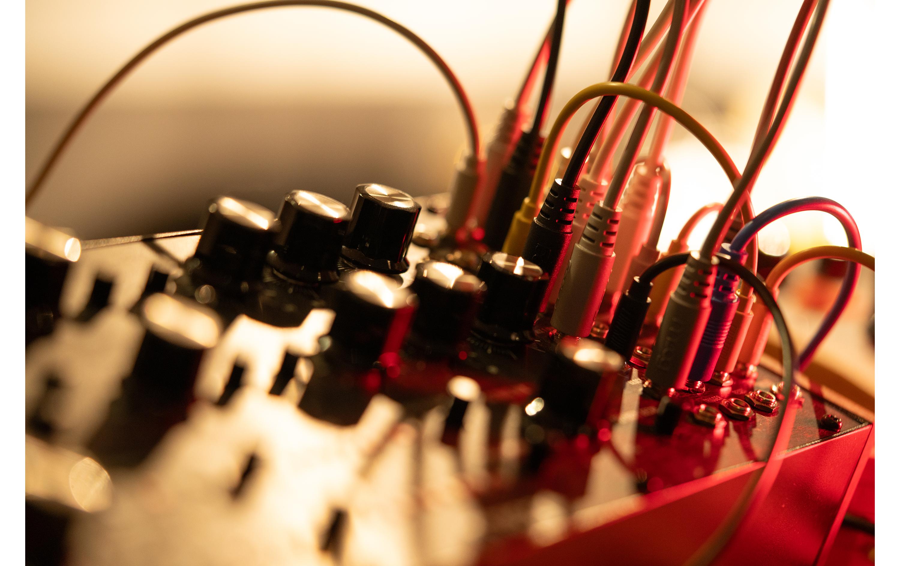 Synthesizer Labyrinth<br>Paralleler generativer Analogsynthesizer