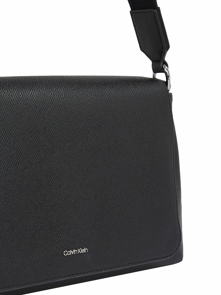 CALVIN KLEIN<br>Bolsa de ombro com aba