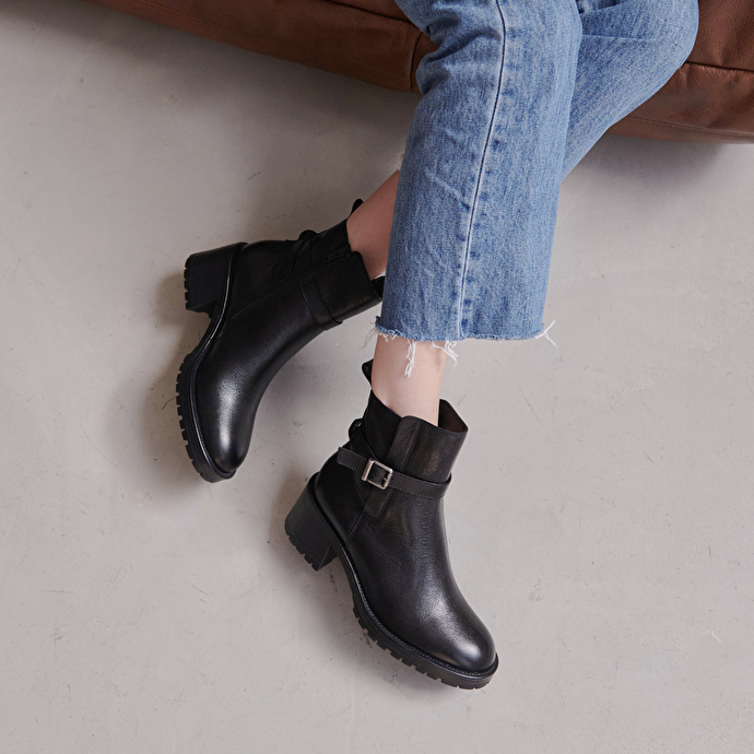 Bottines à bouts ronds et boucles  en cuir grainé noir