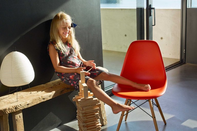 Vitra Eames DSW stoel met essen onderstel, Pebble