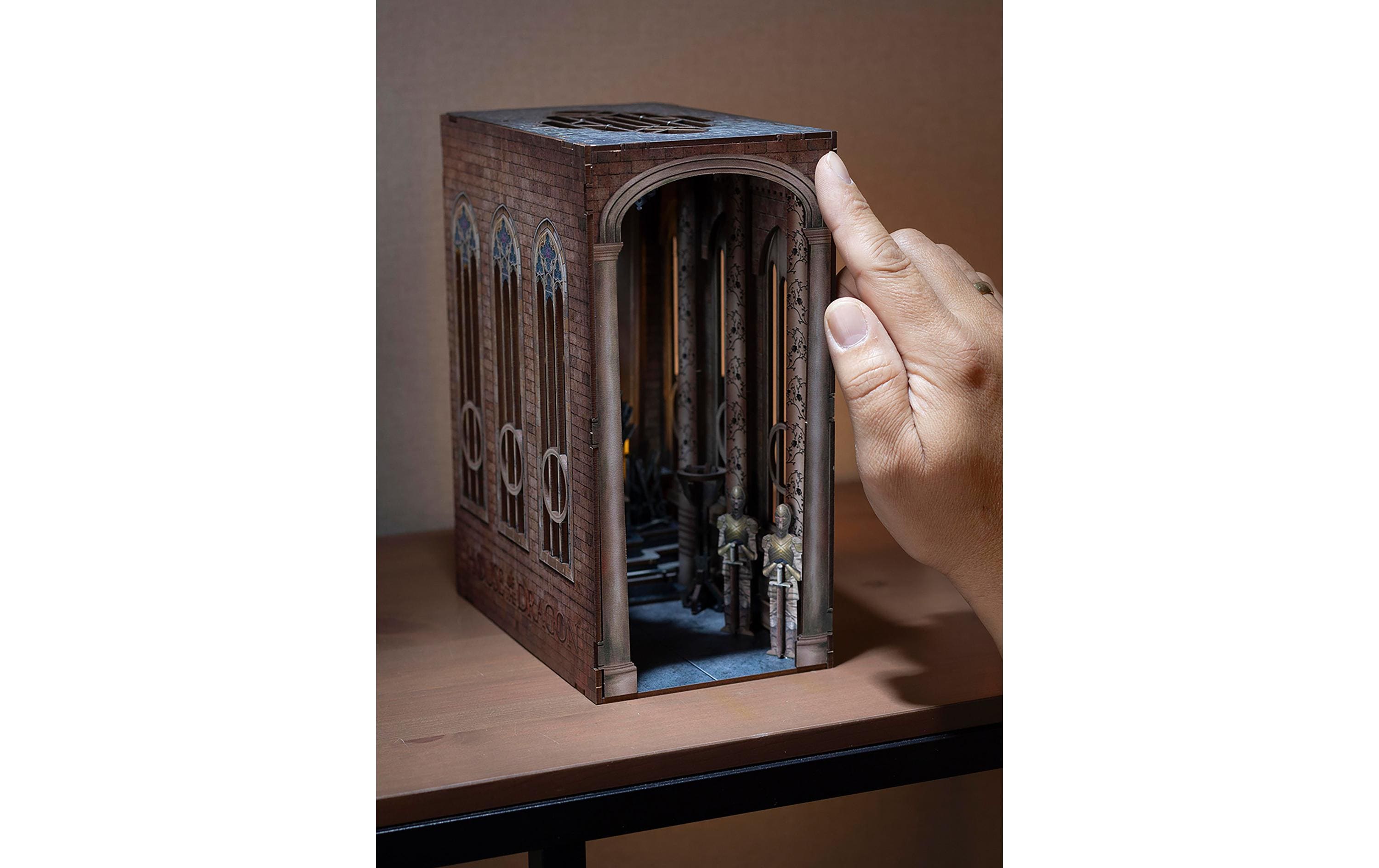 Bausatz Iron Throne Dragon HouseZauberhafte Miniaturwelt mit LED-Beleuchtung für Ihr Bücherregal