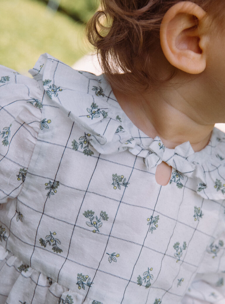 Robe écrue à imprimé à carreaux et fleuri