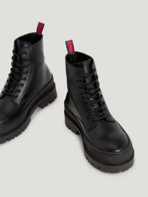 Botas de couro com travas e cadarço