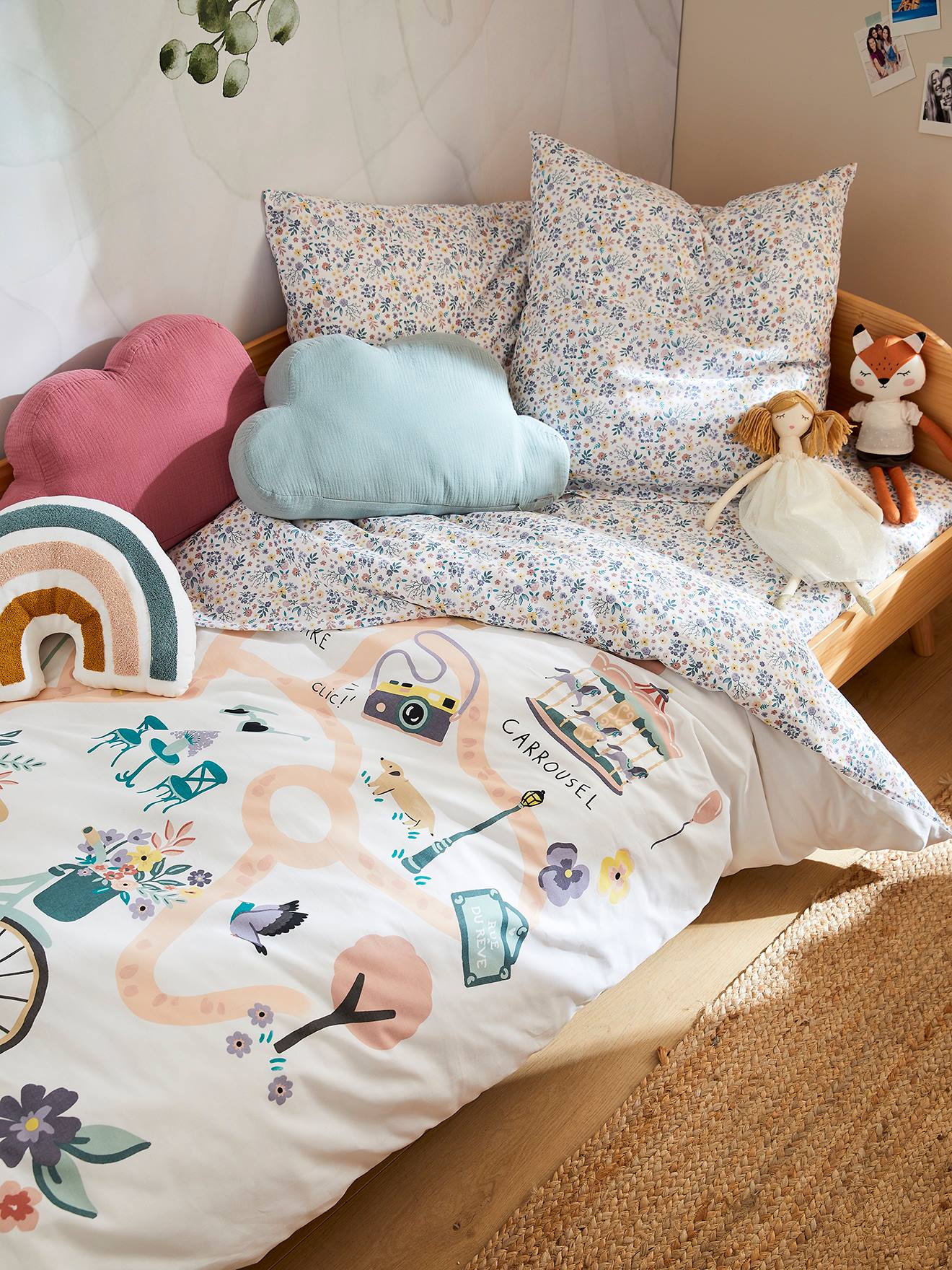 Conjunto infantil de capa de edredom e fronha, liso em branco claro e lilás com estampas.