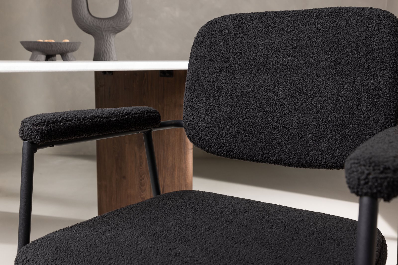 Yesterday Spisestol. Sett av 2. Sett av 2. Med arm. Sort bouclé med sorte metal understell.