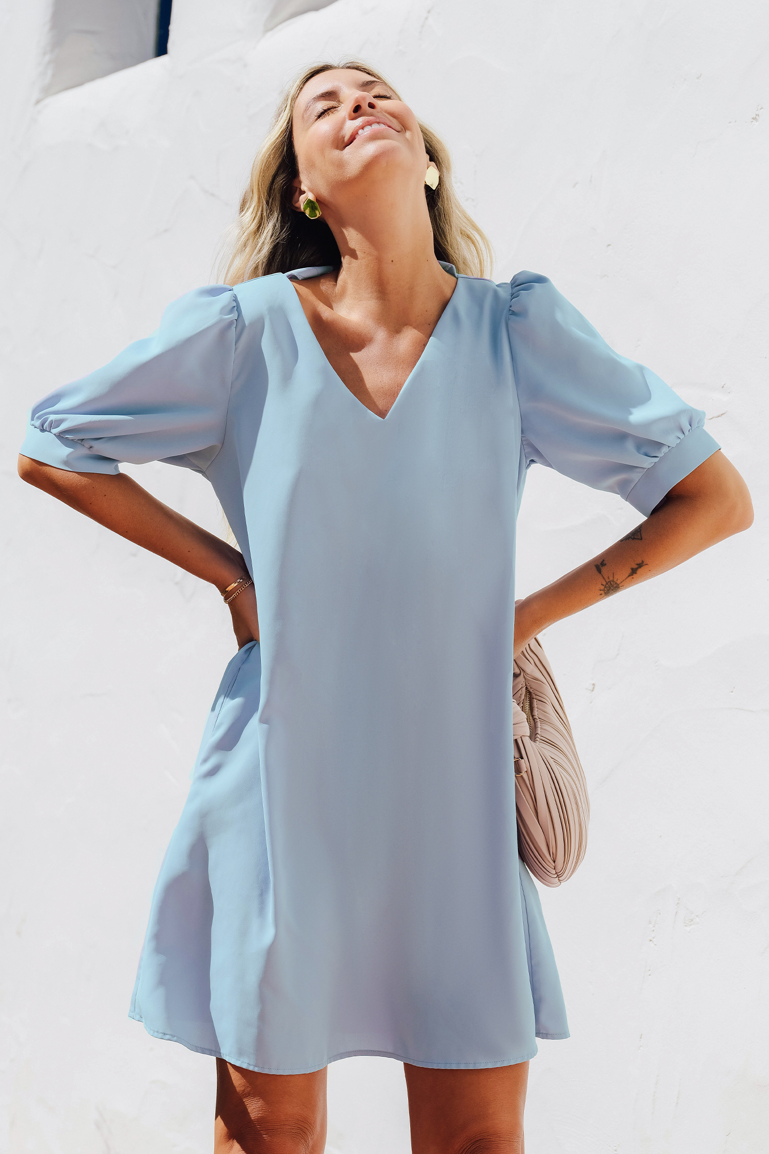 Robe mini à col en V et manches bouffantes bleu tendre