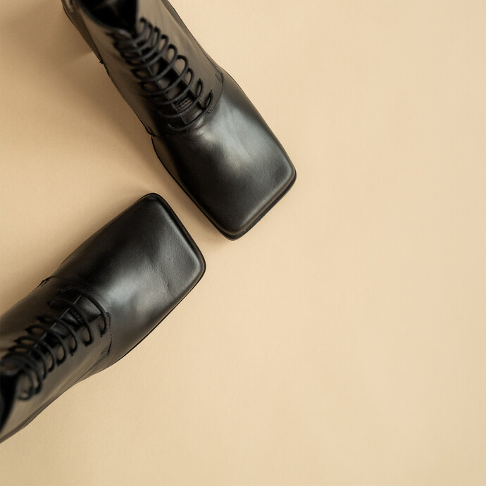 Bottines à bouts carrés et lacets  en cuir noir