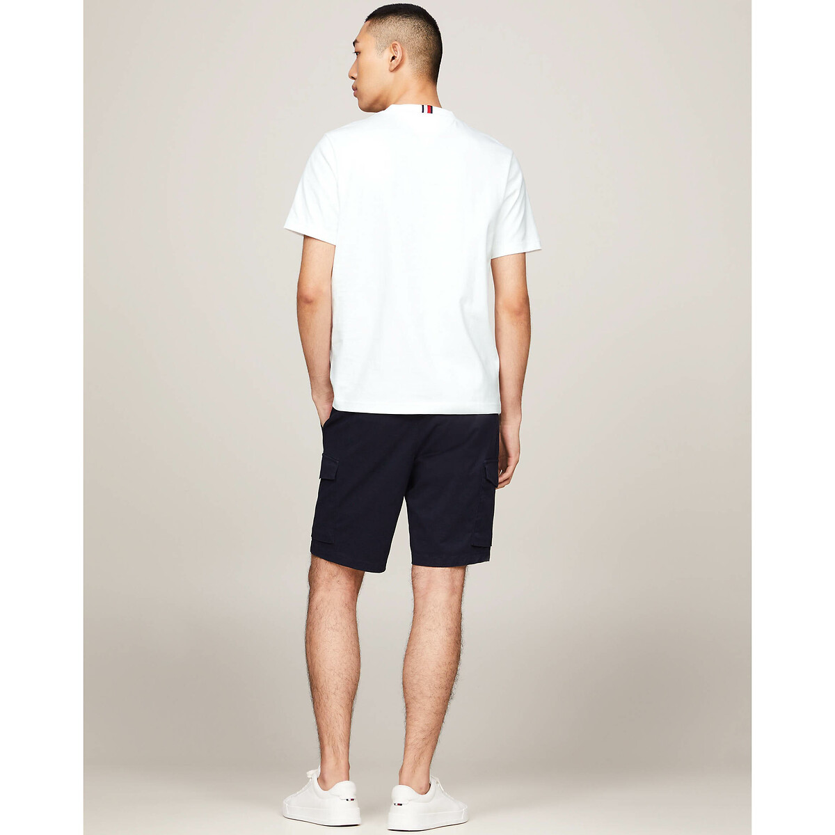 Camiseta TOMMY HILFIGER com gola redonda e logotipo.