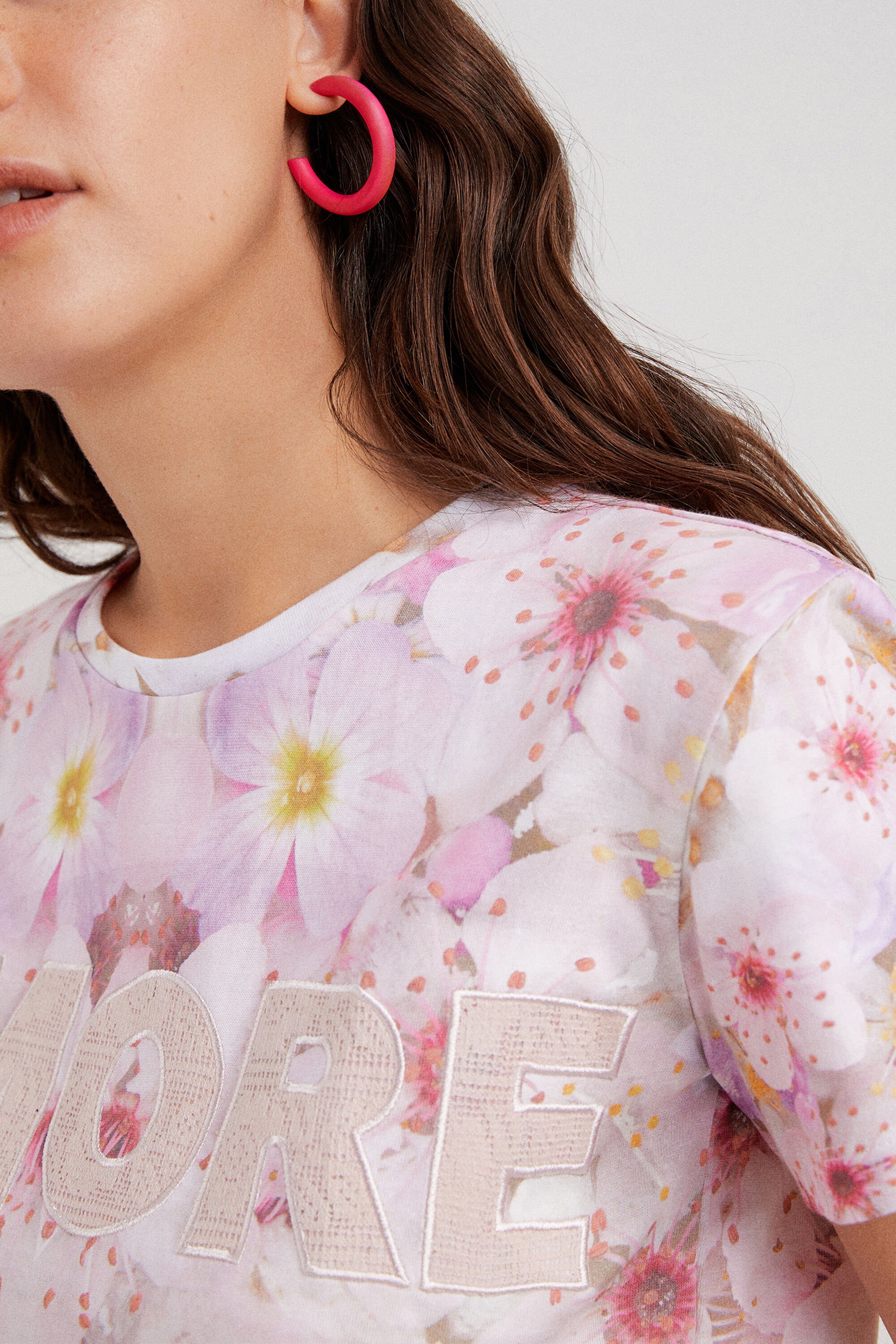 T-shirt floral et patch