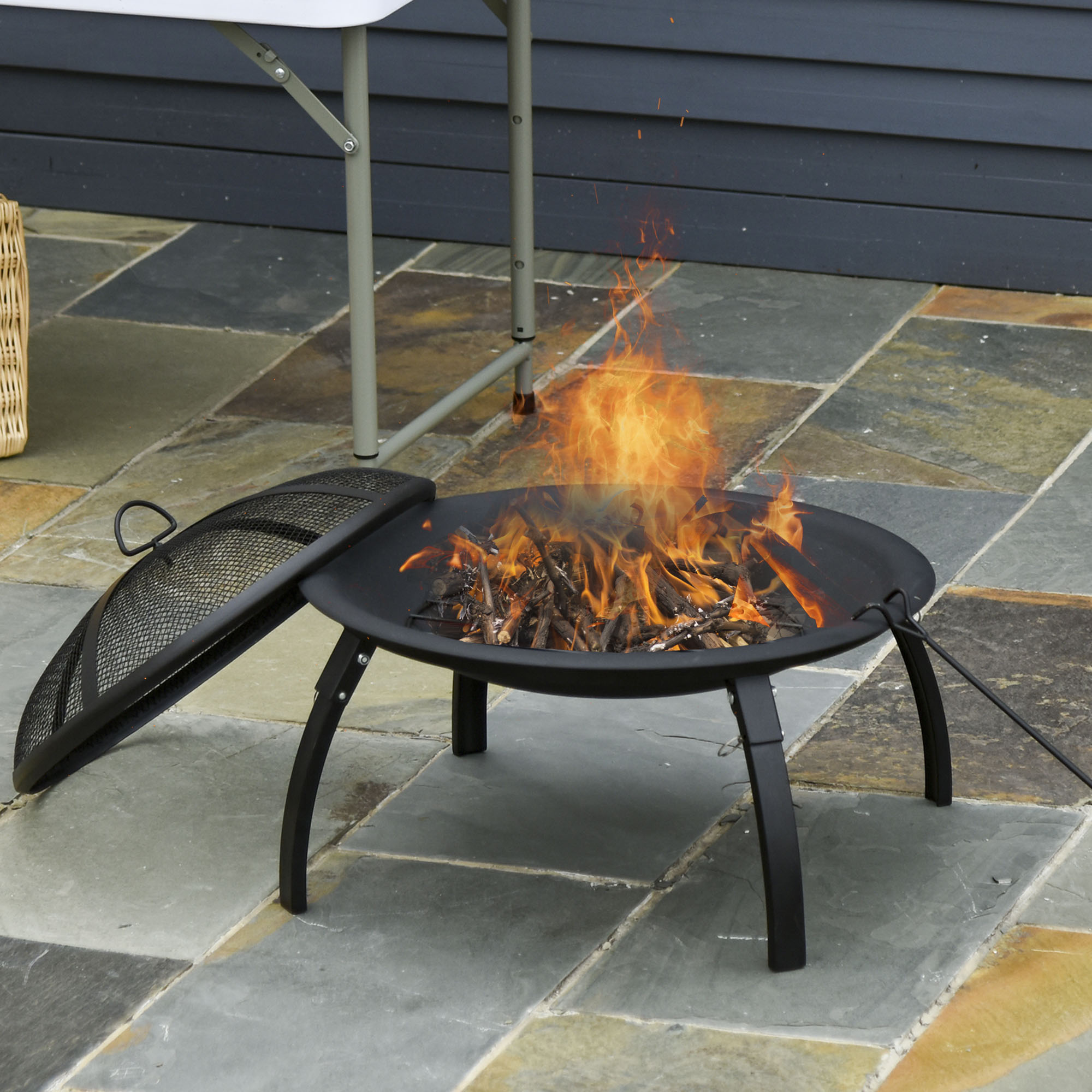 Lareira externa portátil Outsunny Ø55 cm para aquecimento, churrasco, terraço, pátio, camping e jardim, com capa de malha e atiçador. Cor preta.