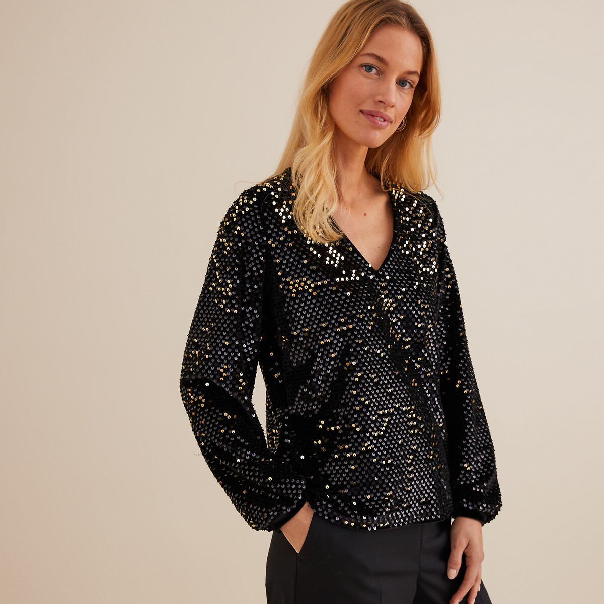 ANNE WEYBURN<br>Camiseta com decote em V, calças boca de sino, manga longa