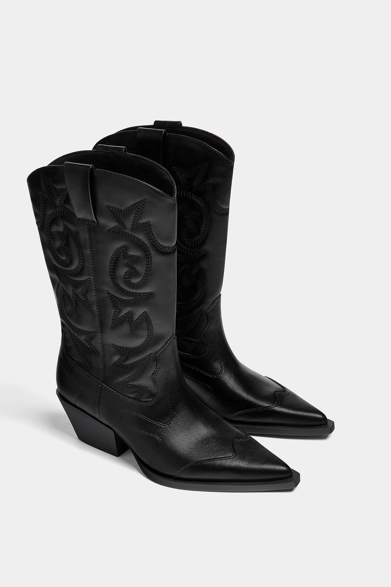 Bota de cowboy com detalhes em bordô e preto.