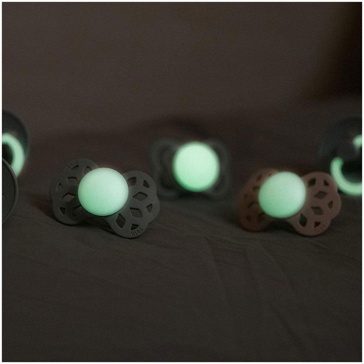 BIBSBIBS   Schnuller Infinity Glow Silikon Symmetrical 2er Pack sage/cloud 0-6M