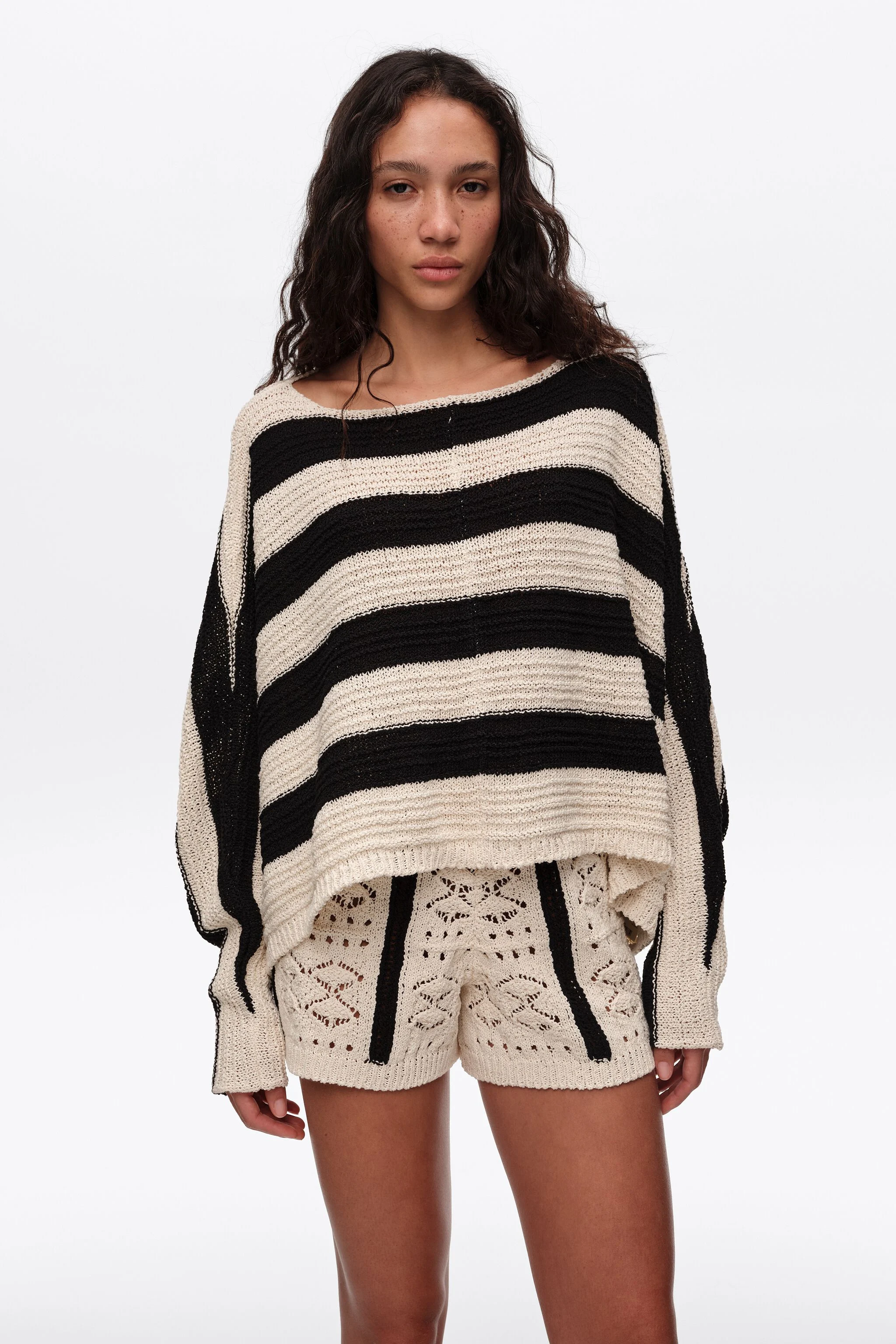 Suéter cropped oversized com listras pretas