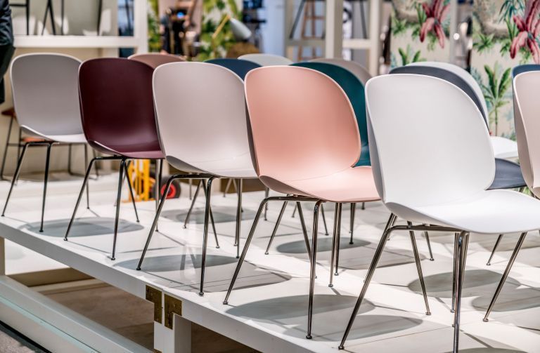 Gubi Beetle stoel met gerookt eiken onderstel, alabaster white